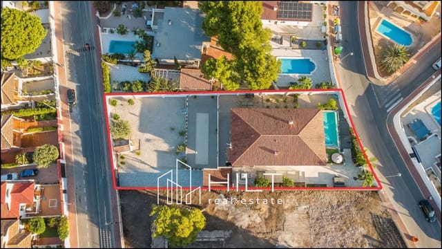 4 Zimmer Villa zu verkaufen in Torrevieja mit Pool Garage - 949.999 € (Ref: 10077641)