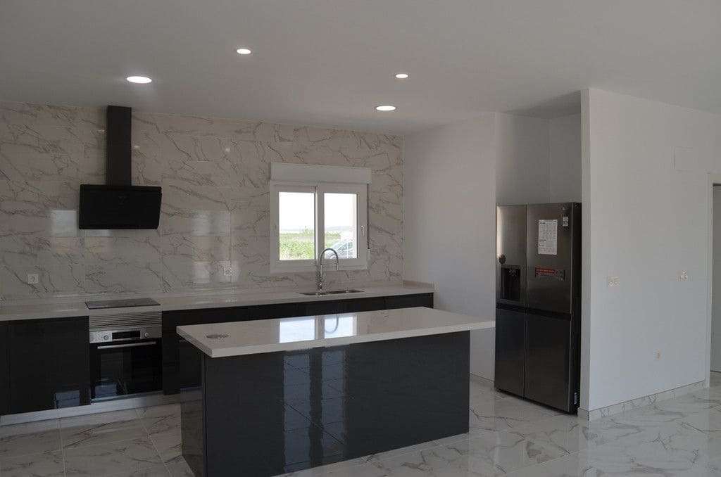 Chalet de 4 habitaciones en Pinoso en venta con piscina garaje - 505.000 € (Ref: 8894435)