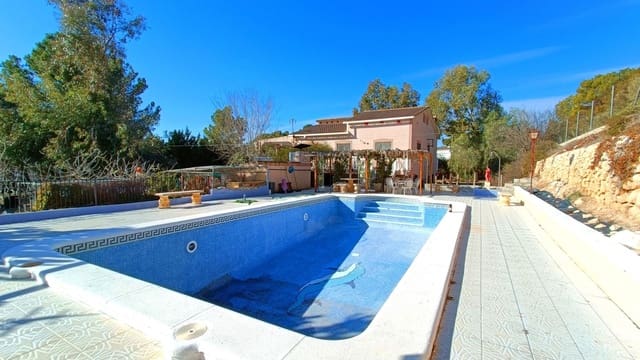 4 bedroom Villa for sale in La Romana with pool - € 320,000 (Ref: 9269199)