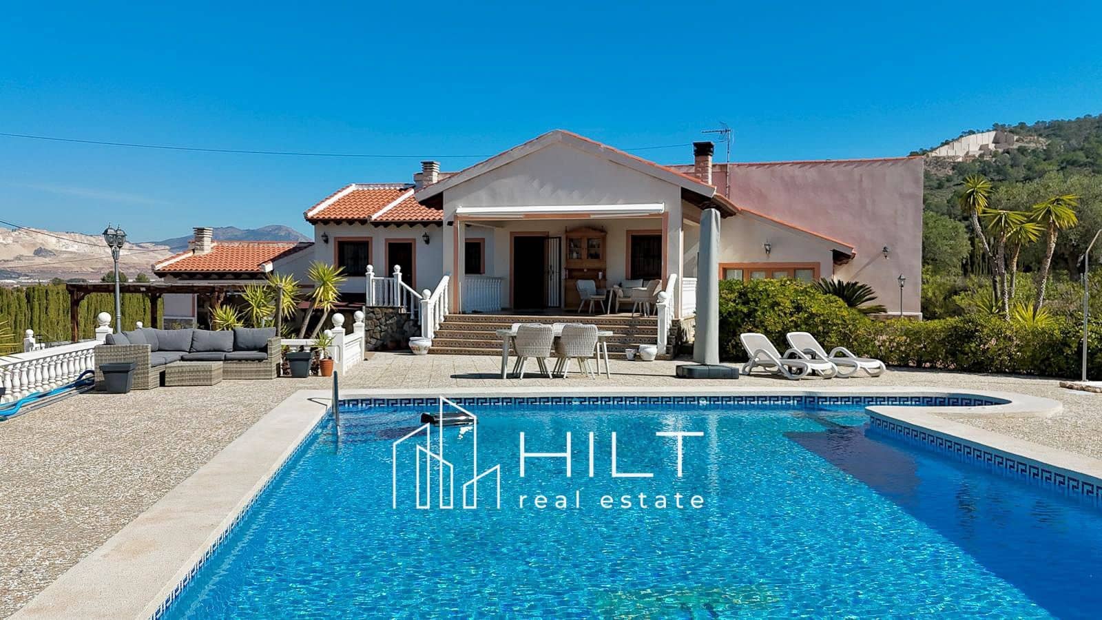 Chalet de 3 habitaciones en Pinoso en venta con piscina garaje - 449.900 € (Ref: 9698174)