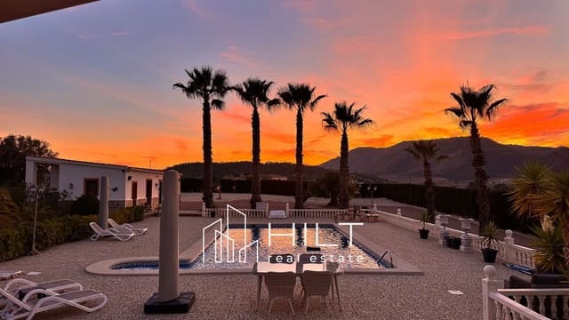 Chalet de 3 habitaciones en Pinoso en venta con piscina garaje - 449.900 € (Ref: 9698174)