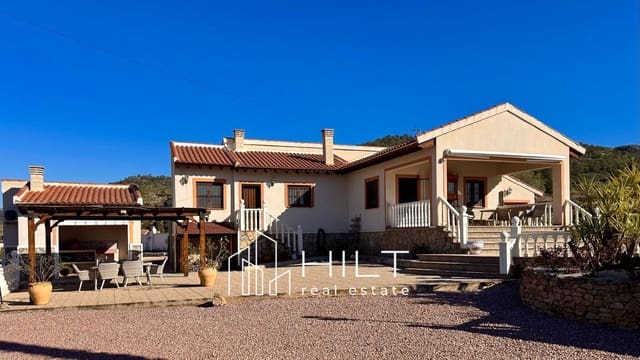 Chalet de 3 habitaciones en Pinoso en venta con piscina garaje - 449.900 € (Ref: 9698174)