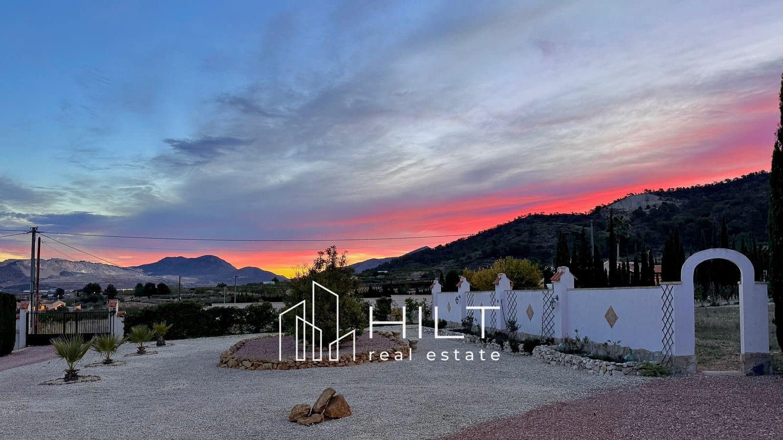 Chalet de 3 habitaciones en Pinoso en venta con piscina garaje - 449.900 € (Ref: 9698174)