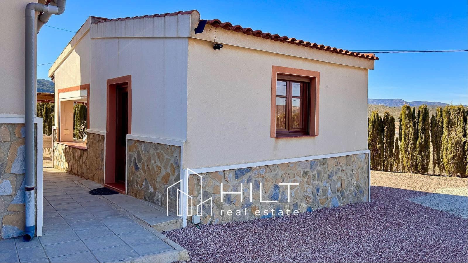 Chalet de 3 habitaciones en Pinoso en venta con piscina garaje - 449.900 € (Ref: 9698174)