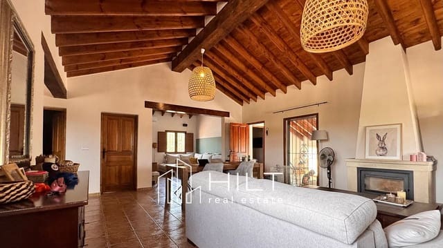 Chalet de 3 habitaciones en Pinoso en venta con piscina garaje - 449.900 € (Ref: 9698174)