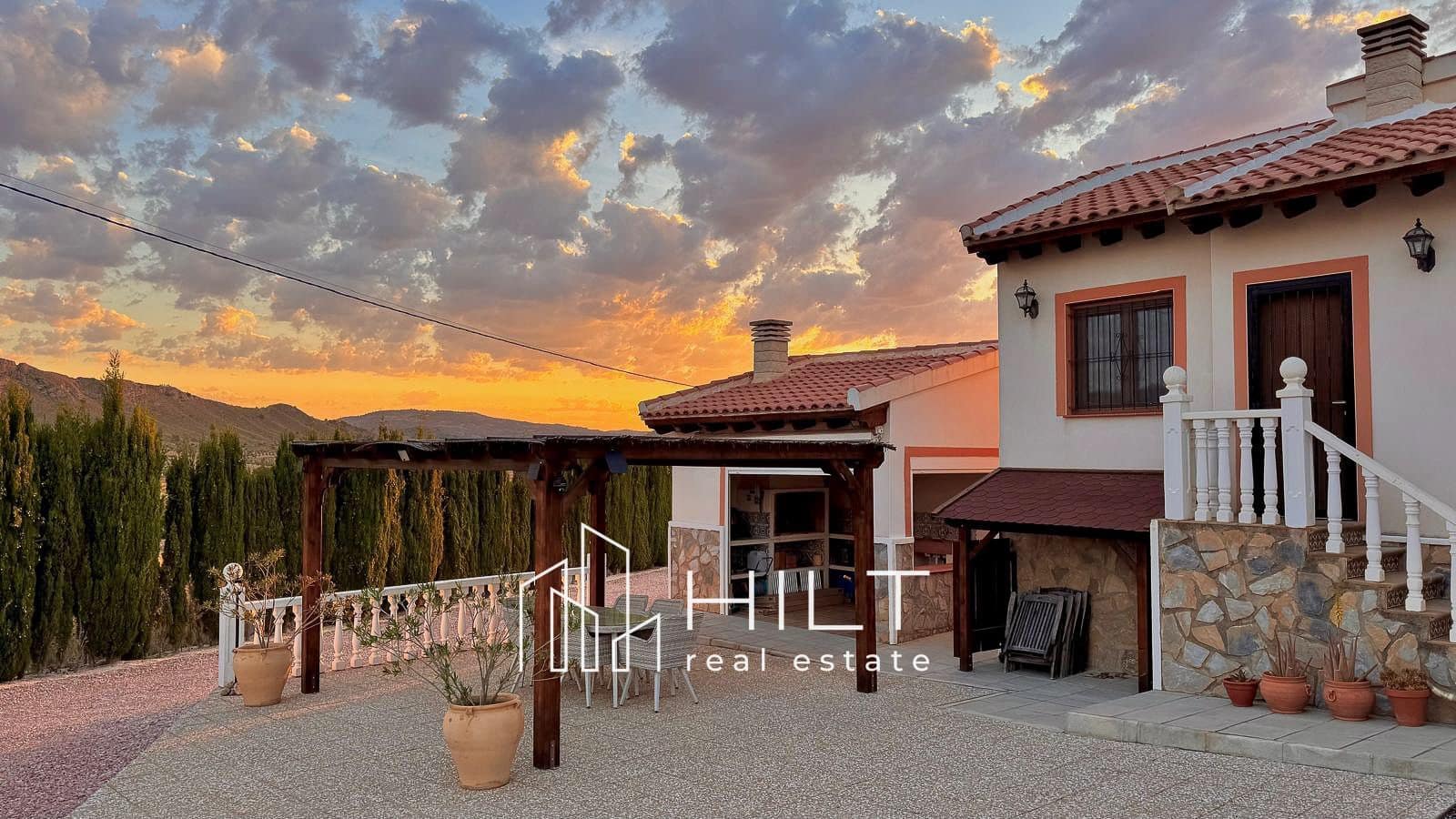 Chalet de 3 habitaciones en Pinoso en venta con piscina garaje - 449.900 € (Ref: 9698174)