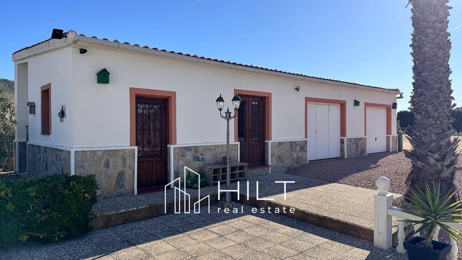 Chalet de 3 habitaciones en Pinoso en venta con piscina garaje - 449.900 € (Ref: 9698174)