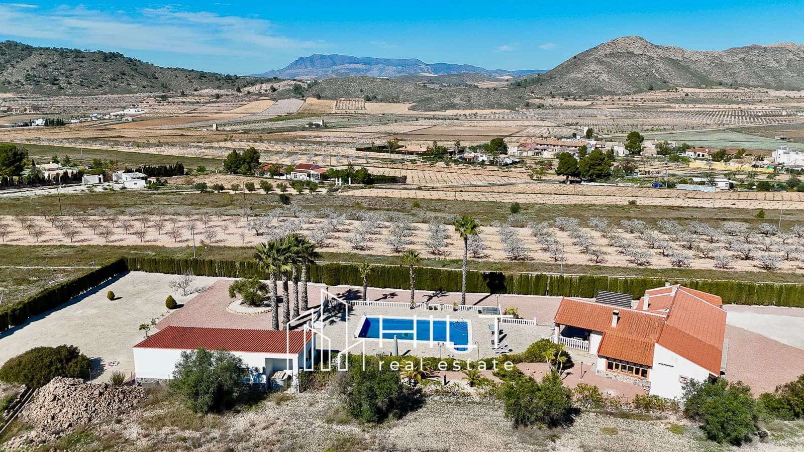 Chalet de 3 habitaciones en Pinoso en venta con piscina garaje - 449.900 € (Ref: 9698174)