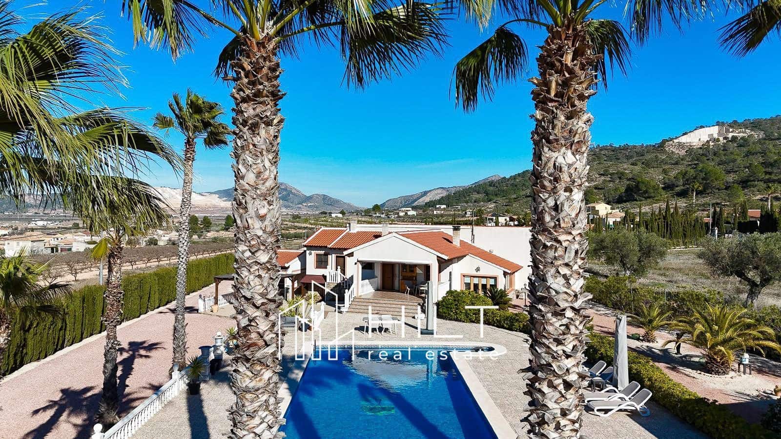 Chalet de 3 habitaciones en Pinoso en venta con piscina garaje - 449.900 € (Ref: 9698174)