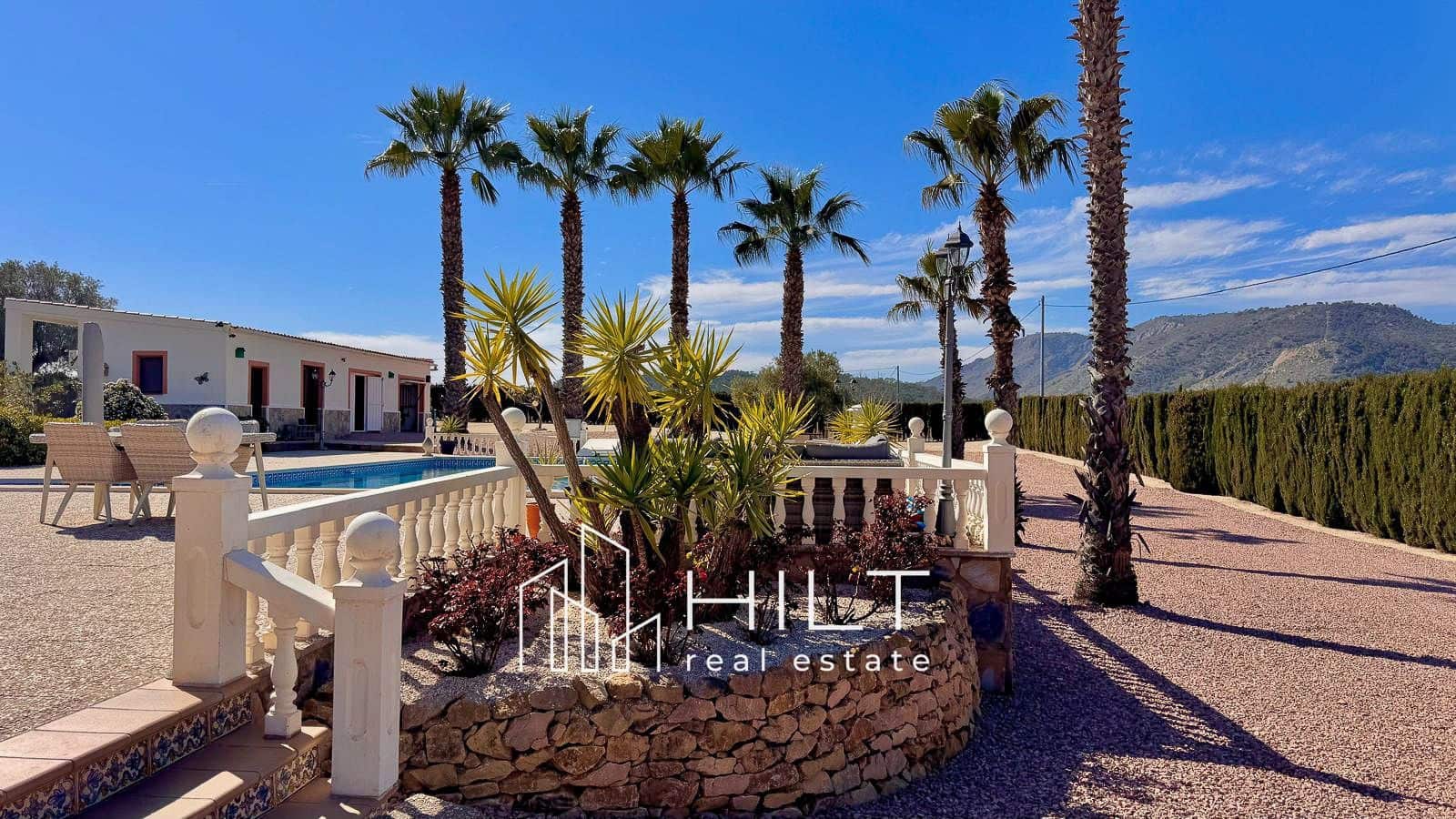 Chalet de 3 habitaciones en Pinoso en venta con piscina garaje - 449.900 € (Ref: 9698174)