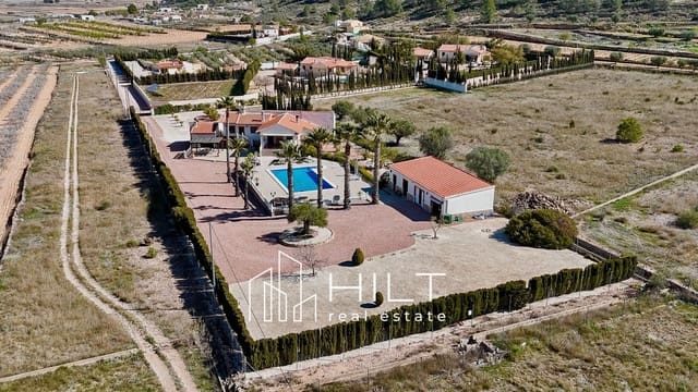 Chalet de 3 habitaciones en Pinoso en venta con piscina garaje - 449.900 € (Ref: 9698174)