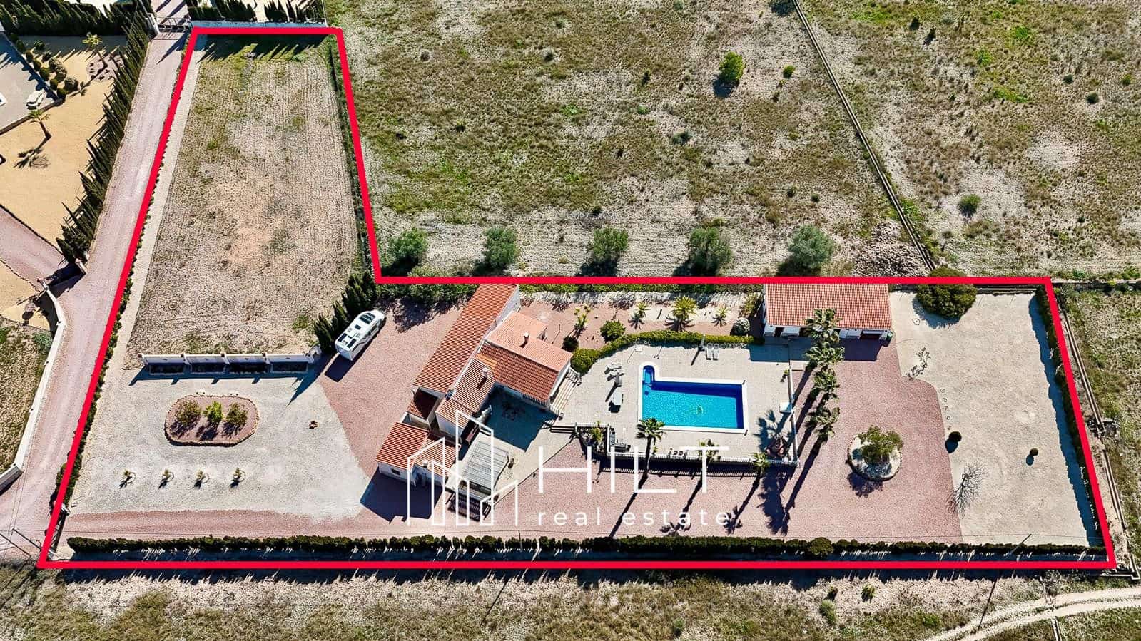 Chalet de 3 habitaciones en Pinoso en venta con piscina garaje - 449.900 € (Ref: 9698174)