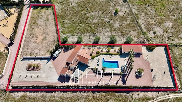 Chalet de 3 habitaciones en Pinoso en venta con piscina garaje - 449.900 € (Ref: 9698174)