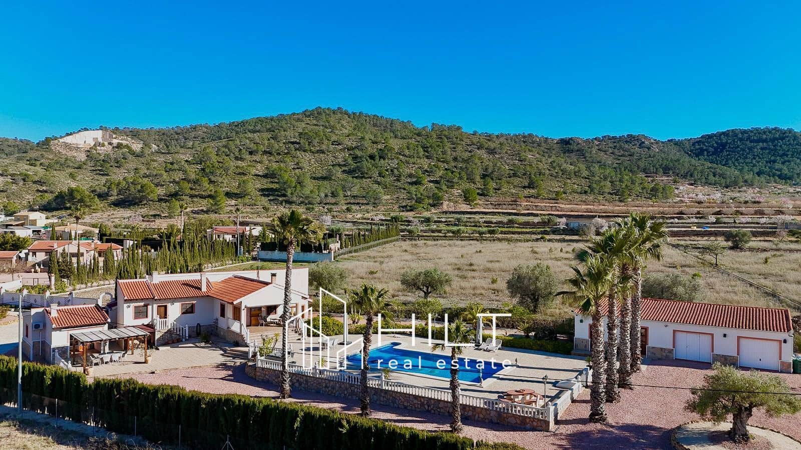 Chalet de 3 habitaciones en Pinoso en venta con piscina garaje - 449.900 € (Ref: 9698174)