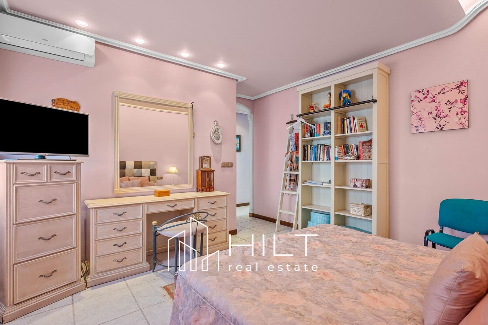 6 soverom Villa til salgs i Torrevieja med svømmebasseng garasje - € 949 999 (Ref: 9813029)