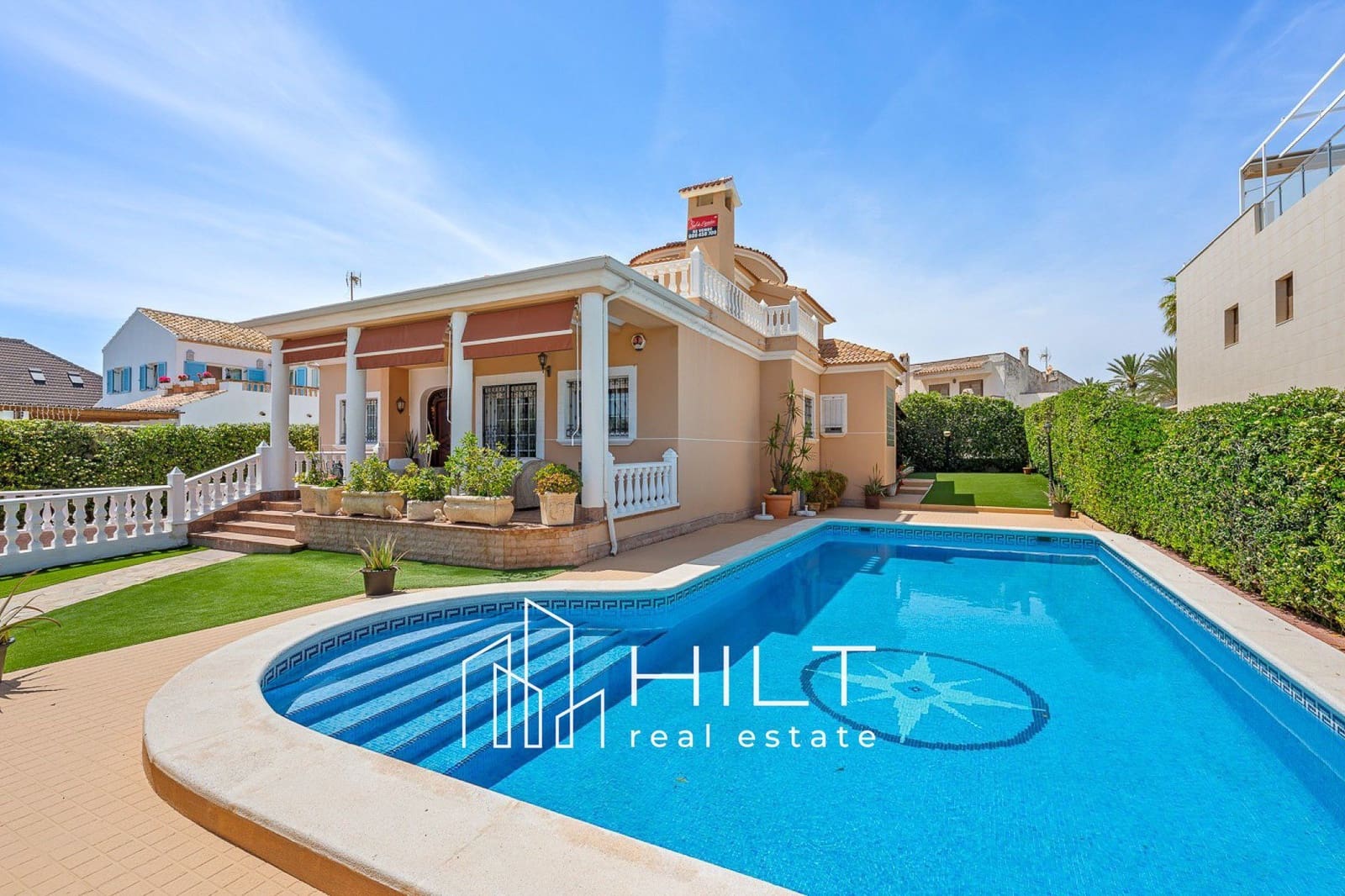 6 soverom Villa til salgs i Torrevieja med svømmebasseng garasje - € 949 999 (Ref: 9813029)