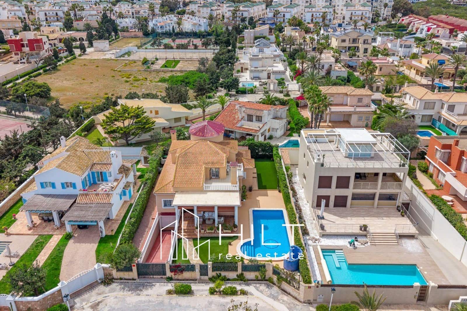 6 soverom Villa til salgs i Torrevieja med svømmebasseng garasje - € 949 999 (Ref: 9813029)