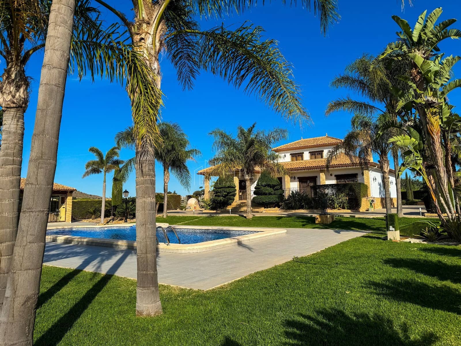 5 soveværelse Villa til salg i Algorfa med swimmingpool garage - € 850.000 (Ref: 9813031)