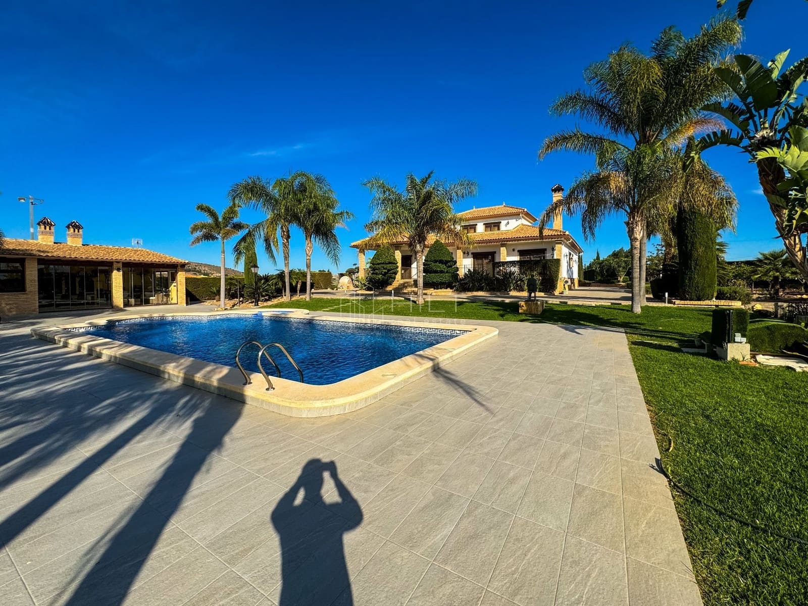 5 bedroom Villa for sale in Almoradi with pool garage - € 850,000 (Ref: 9813032)
