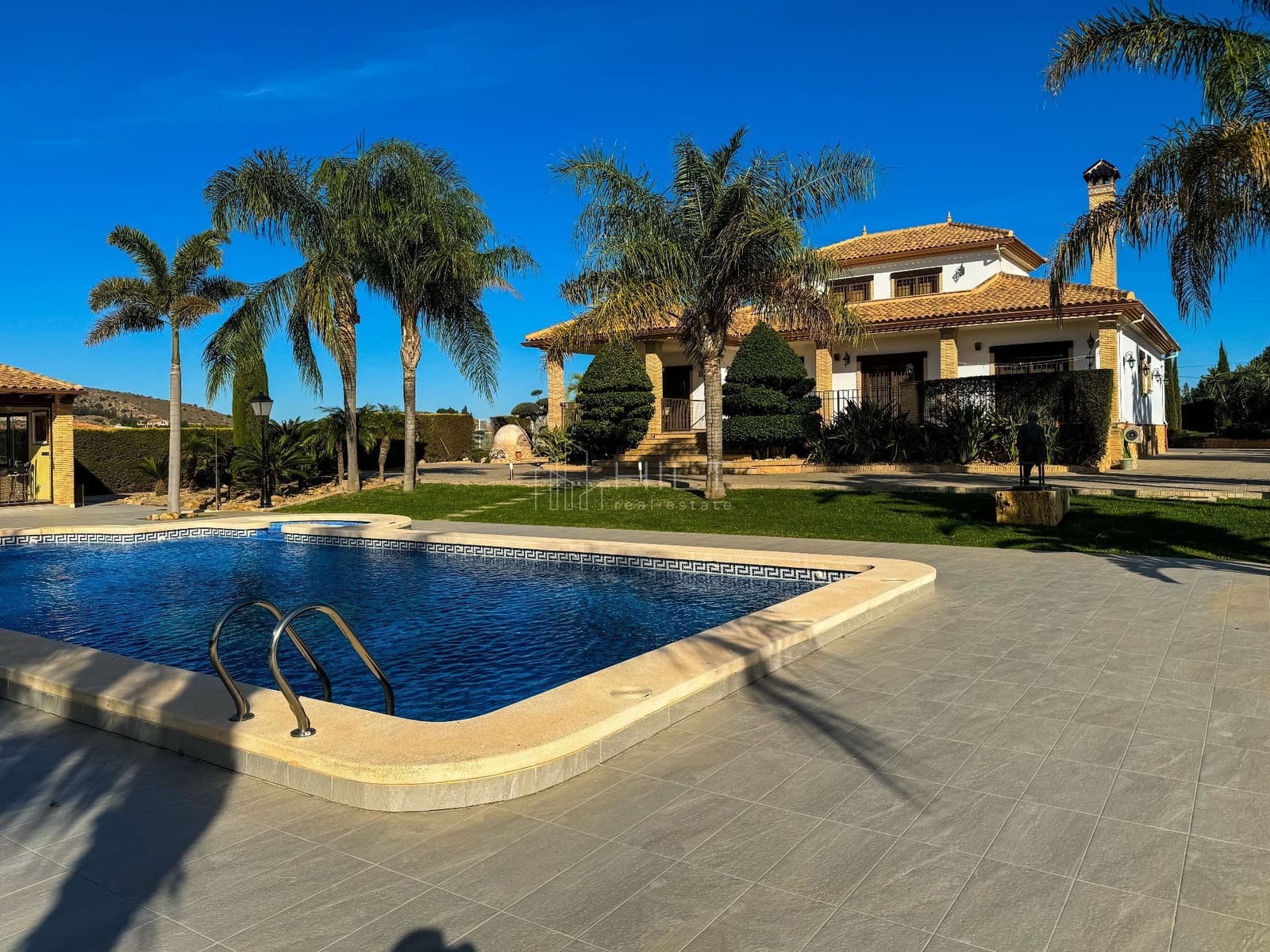 5 bedroom Villa for sale in Almoradi with pool garage - € 850,000 (Ref: 9813032)
