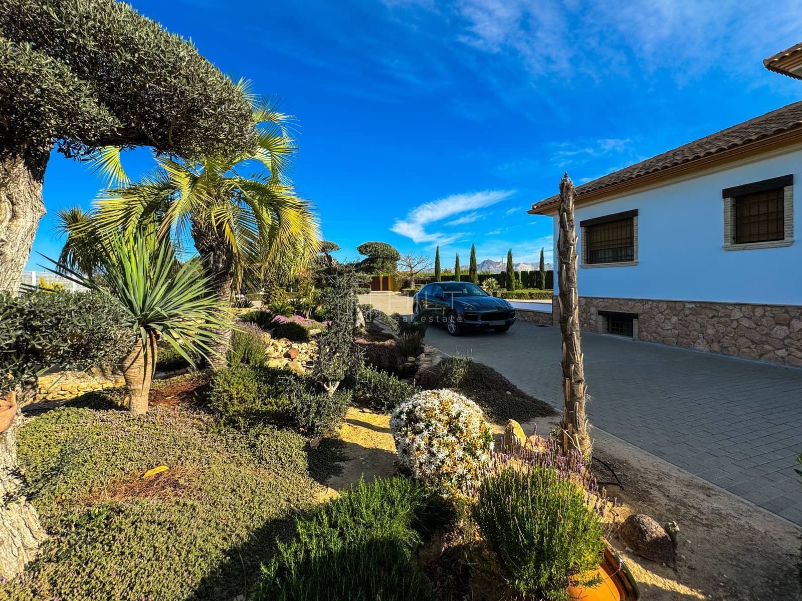 5 bedroom Villa for sale in Almoradi with pool garage - € 850,000 (Ref: 9813032)