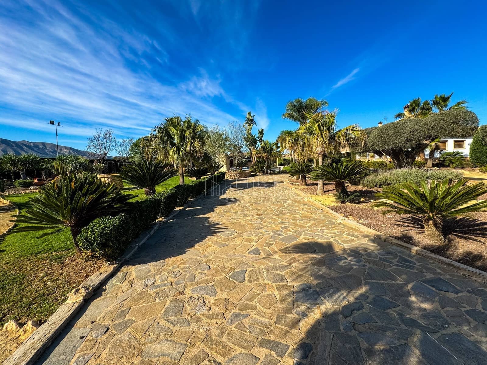 5 bedroom Villa for sale in Almoradi with pool garage - € 850,000 (Ref: 9813032)
