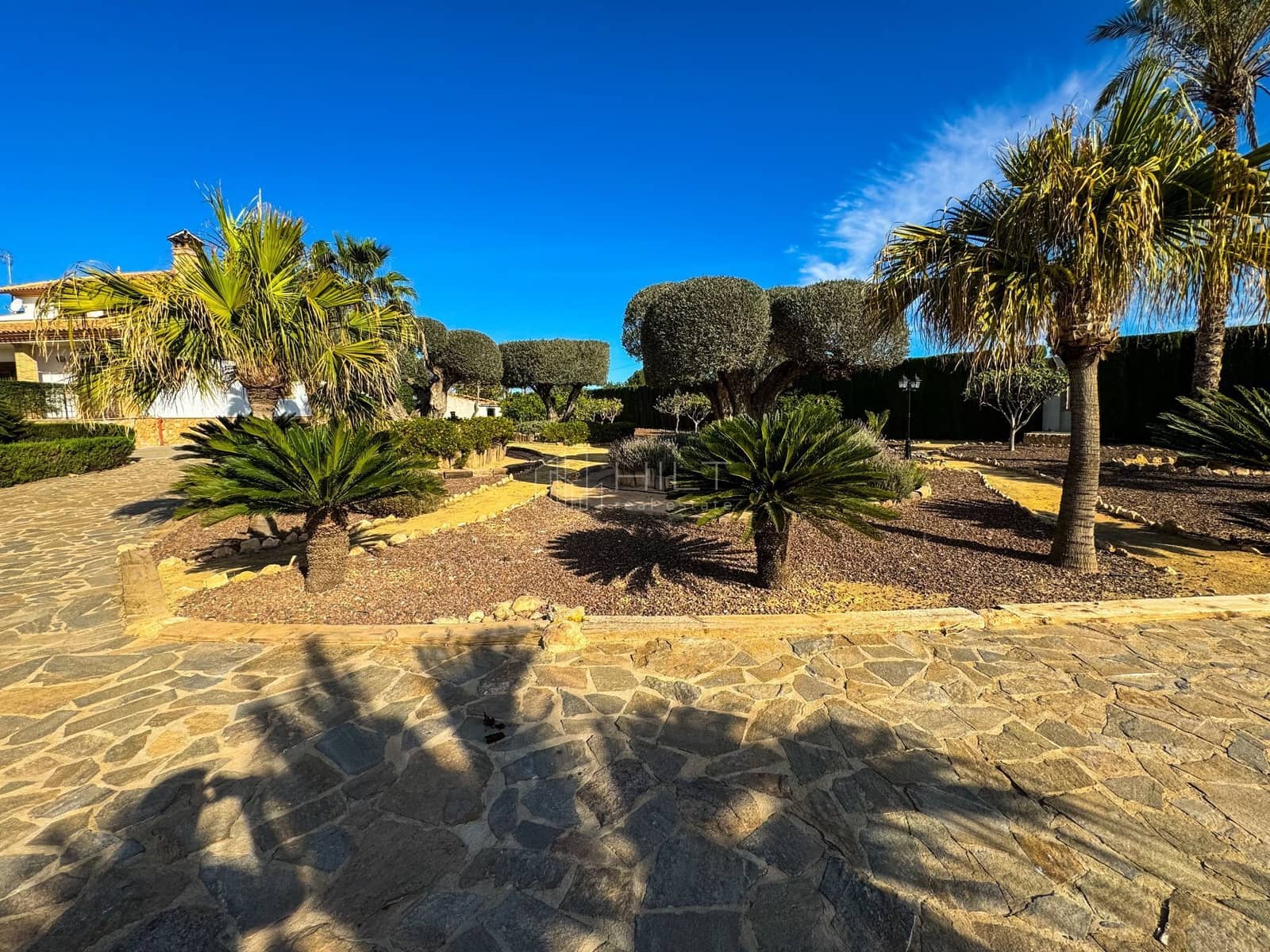 5 bedroom Villa for sale in Almoradi with pool garage - € 850,000 (Ref: 9813032)