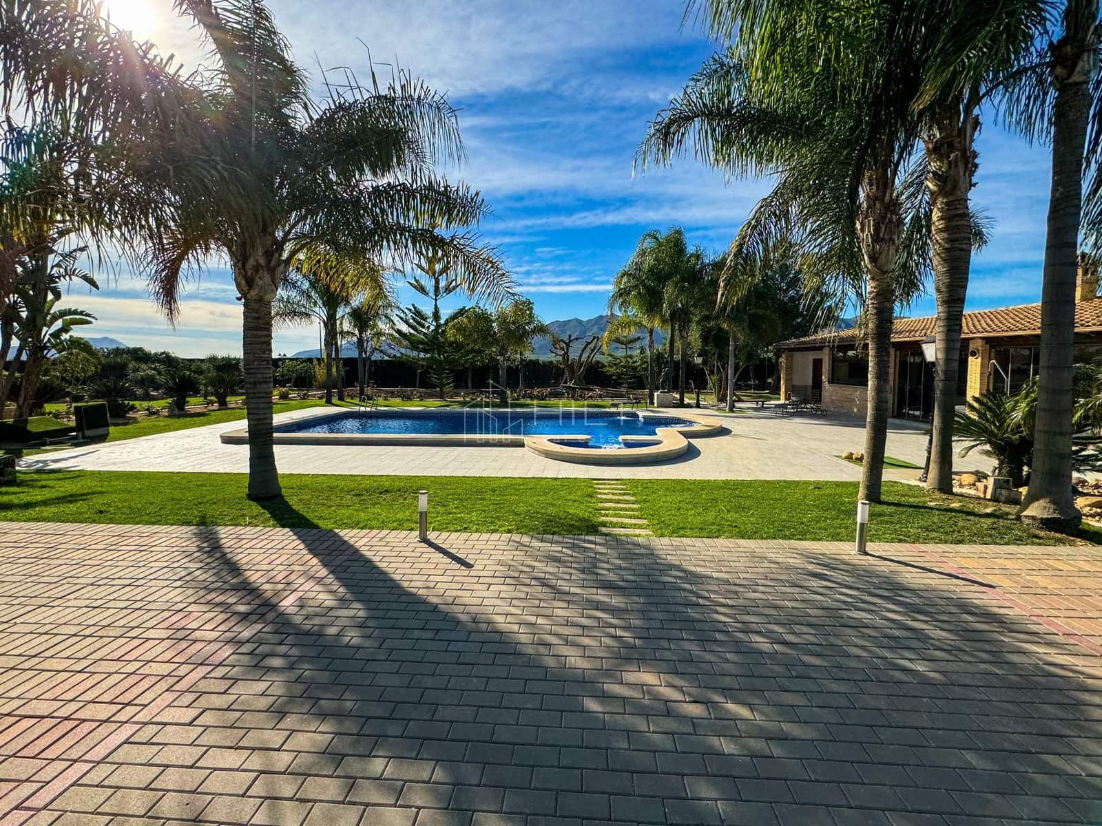 5 bedroom Villa for sale in Almoradi with pool garage - € 850,000 (Ref: 9813032)