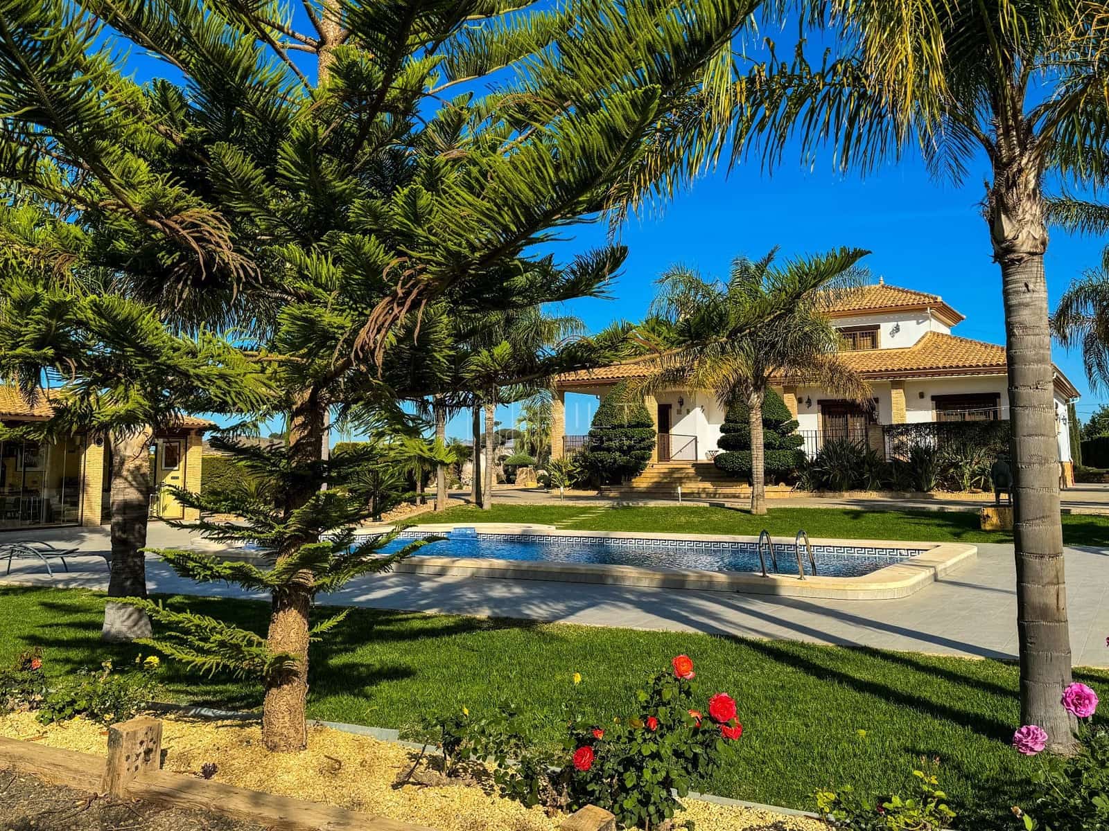 5 bedroom Villa for sale in Almoradi with pool garage - € 850,000 (Ref: 9813032)