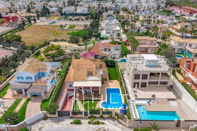 Chalet de 6 habitaciones en Torrevieja en venta con piscina garaje - 949.999 € (Ref: 9842153)