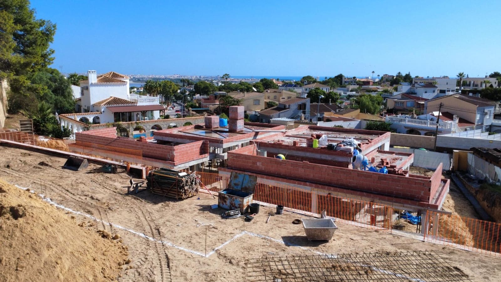 3 makuuhuone Huvila myytävänä paikassa Torrevieja mukana uima-altaan 
autotalli - 700 000 € (Ref: 10055305)