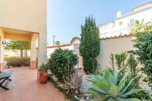 4 makuuhuone Huvila myytävänä paikassa La Mata, Torrevieja mukana uima-altaan 
autotalli - 869 000 € (Ref: 9069211)