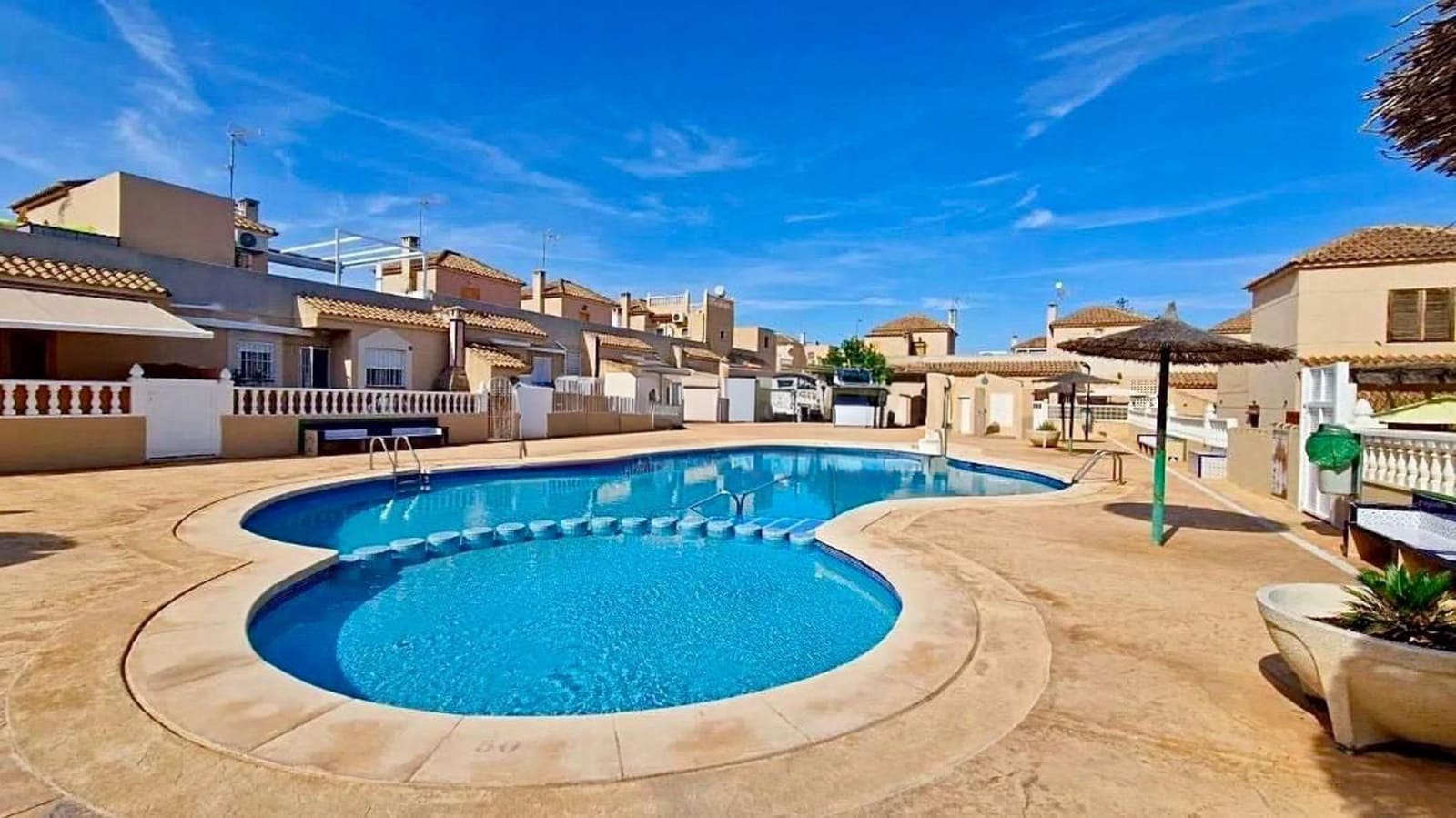 2 soveværelse Rækkehus til salg i Torrevieja med swimmingpool - € 169.000 (Ref: 9440100)