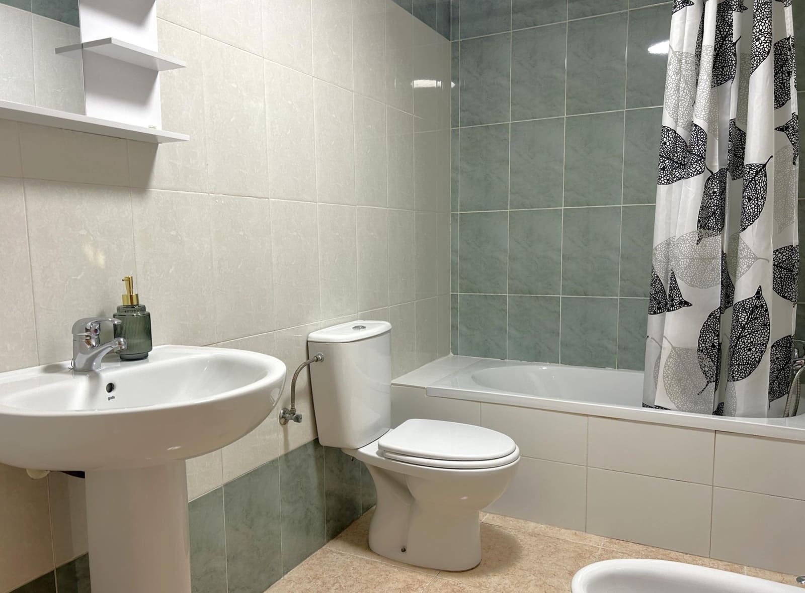 2 bedroom Apartment for sale in Torrevieja with pool - € 114,000 (Ref: 9456228)