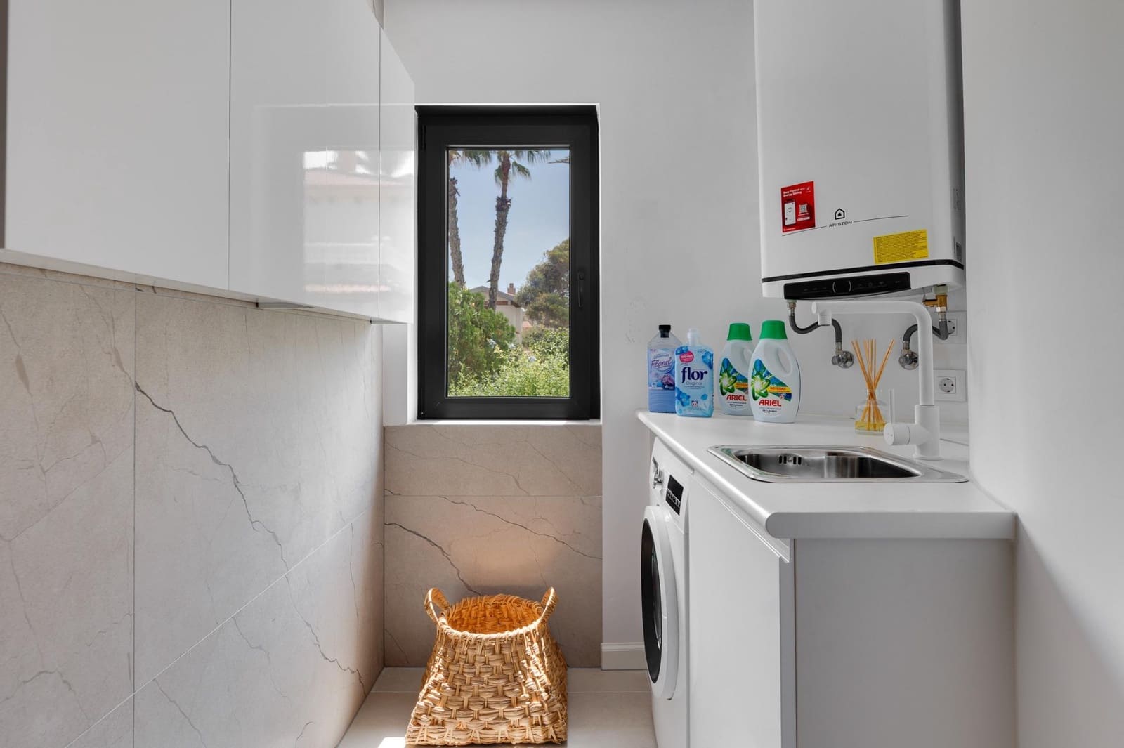 3 makuuhuone Huvila myytävänä paikassa La Zenia mukana 
autotalli - 1 350 000 € (Ref: 9502342)