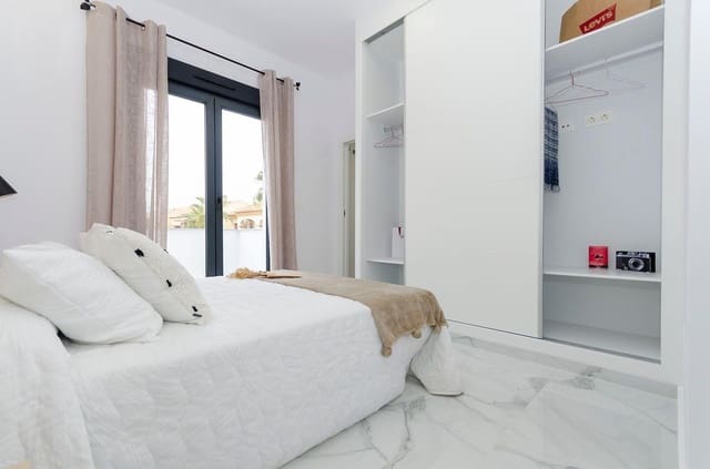 3 bedroom Villa for sale in El Limonar, Torrevieja - € 409,000 (Ref: 9502343)