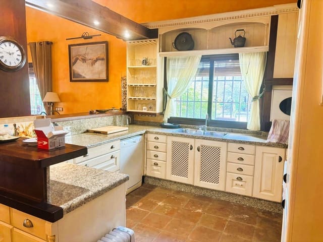8 bedroom Villa for sale in Archidona with pool - € 637,000 (Ref: 10065643)