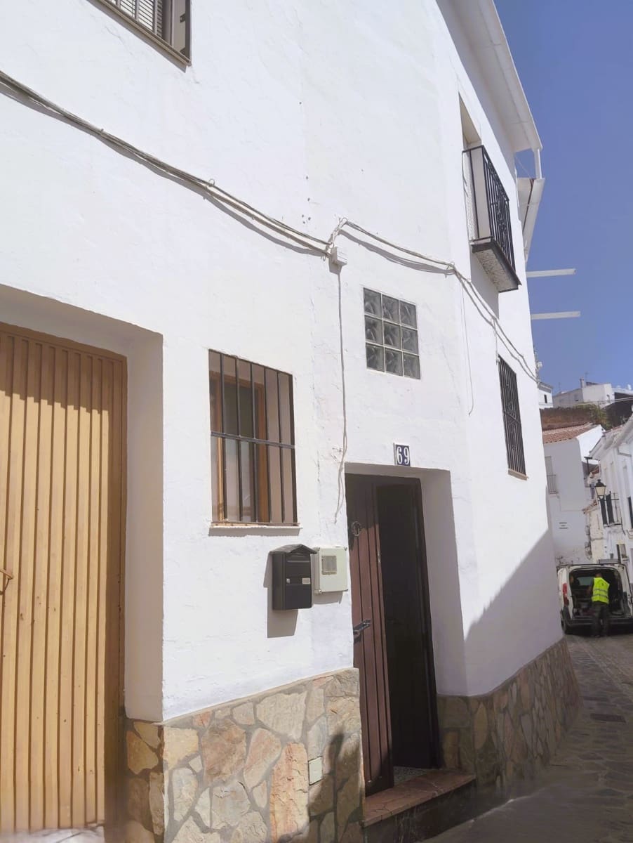 4 slaapkamer Huis te koop in Yunquera - € 69.000 (Ref: 9471707)