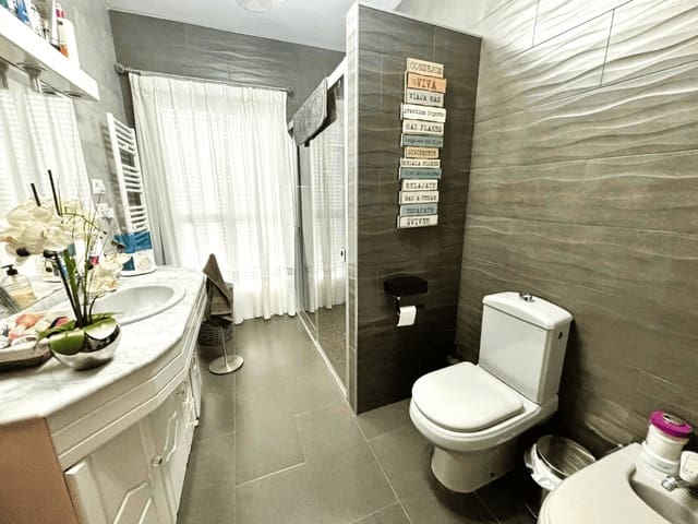 5 quarto Moradia Geminada para venda em Villanueva de Tapia com garagem - 395 000 € (Ref: 9821641)