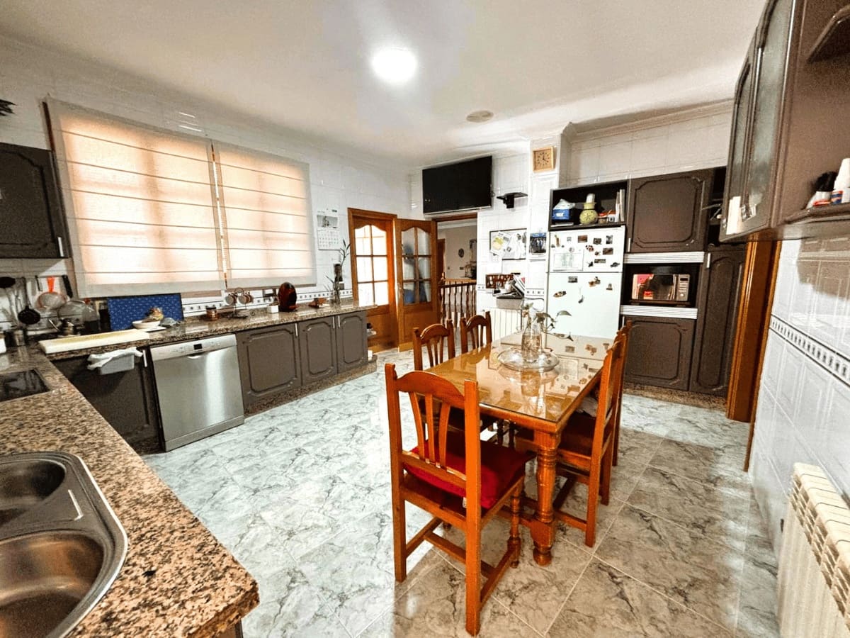5 quarto Moradia Geminada para venda em Villanueva de Tapia com garagem - 395 000 € (Ref: 9821641)