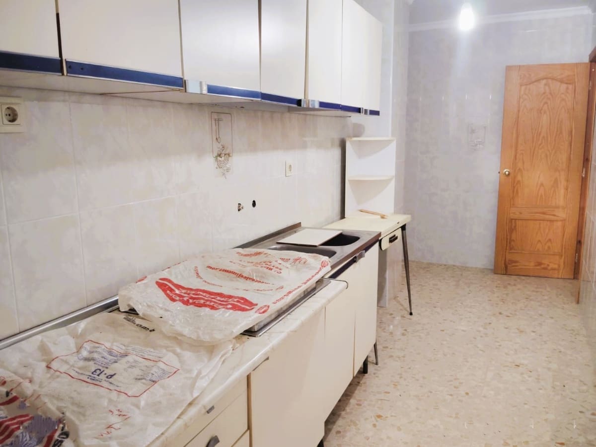 Casa de 6 habitaciones en Yunquera en venta con piscina - 180.000 € (Ref: 9909794)