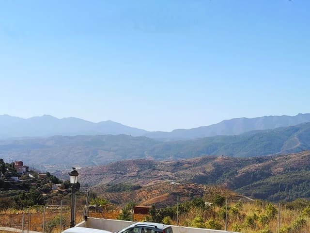 Casa de 6 habitaciones en Yunquera en venta con piscina - 180.000 € (Ref: 9909794)