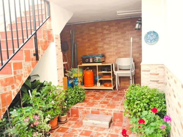 Casa de 6 habitaciones en Yunquera en venta con piscina - 180.000 € (Ref: 9909794)