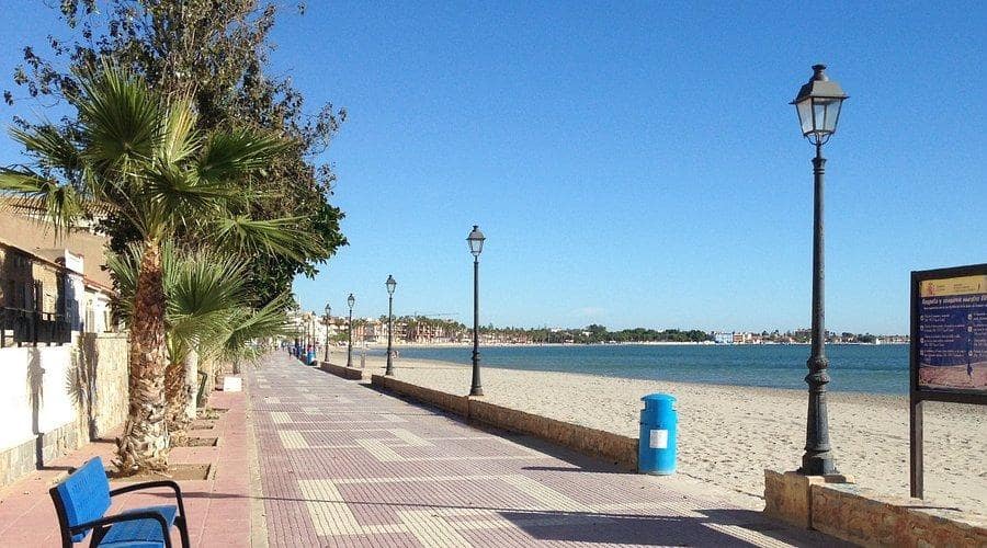 3 sypialnia Willa na sprzedaż w Los Alcazares z basenem - 800 000 € (Ref: 8859619)