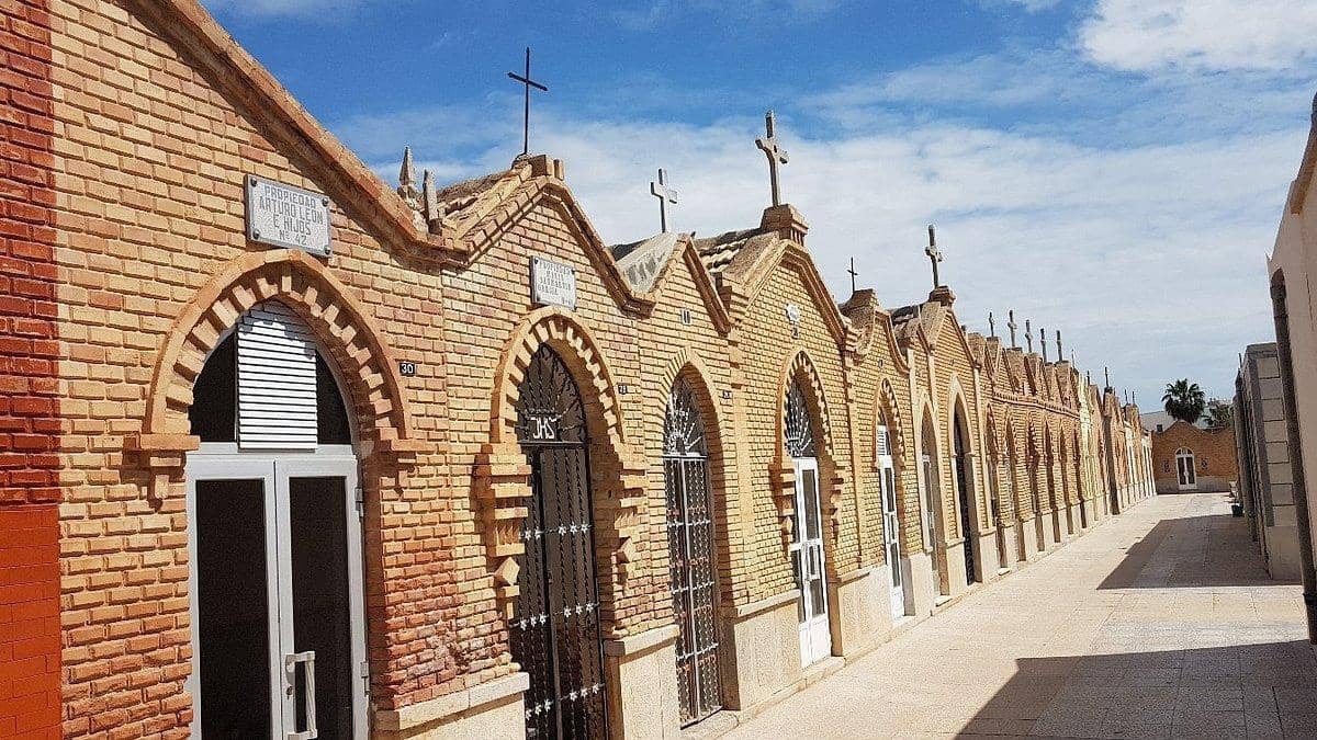 3 sypialnia Willa na sprzedaż w Los Alcazares z basenem - 800 000 € (Ref: 8859619)