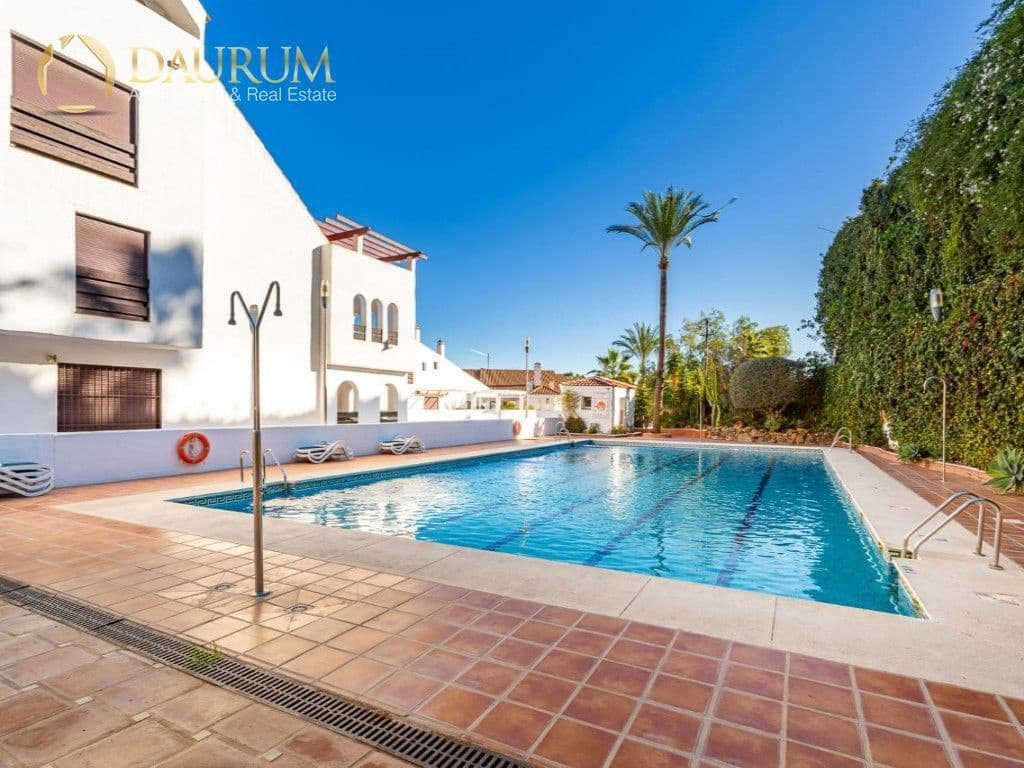 3 makuuhuone Asunto myytävänä paikassa Nueva Andalucia mukana uima-altaan 
autotalli - 639 000 € (Ref: 9332854)