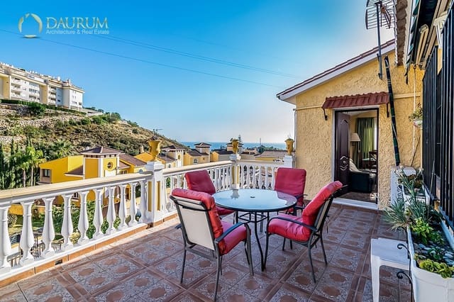 6 makuuhuone Huvila myytävänä paikassa La Cala del Moral, Rincón de la Victoria mukana uima-altaan 
autotalli - 765 000 € (Ref: 9332856)