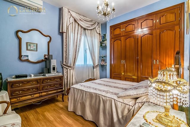 6 makuuhuone Huvila myytävänä paikassa La Cala del Moral, Rincón de la Victoria mukana uima-altaan 
autotalli - 765 000 € (Ref: 9332856)