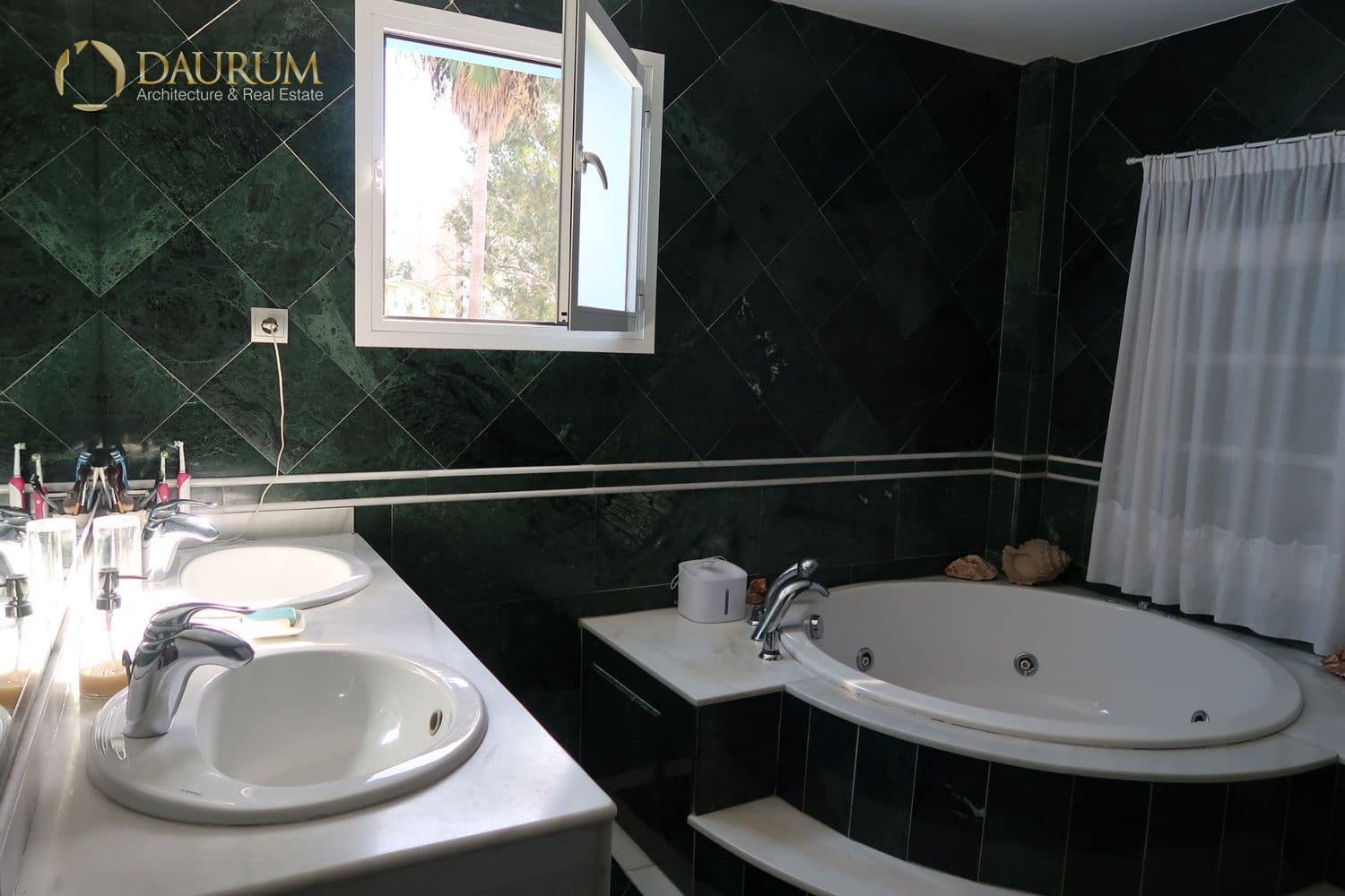 4 sypialnia Willa na sprzedaż w Churriana z basenem garażem - 949 000 € (Ref: 9332859)