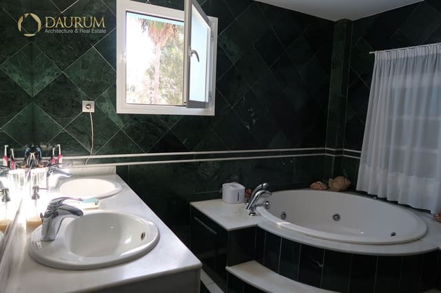 4 sypialnia Willa na sprzedaż w Guadalmar, Miasto Málaga z basenem garażem - 949 000 € (Ref: 9332859)